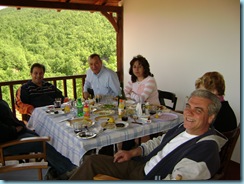 Στο μπαλκόνι του σπιτιού του Τάσου. Από αριστερά Εγώ, ο Βασίλης Γιαννακούδης και η γυναίκα του Ζωή, Η Ελενίτσα και ο Τάσος Πασχούλας